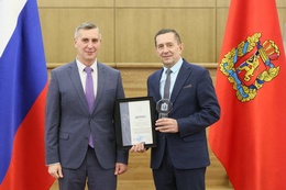 Председатель Енисейского районного Совета депутатов Виктор Марзал получает награду от председателя Законодательного собрания Красноярского края Алексея Додатко.